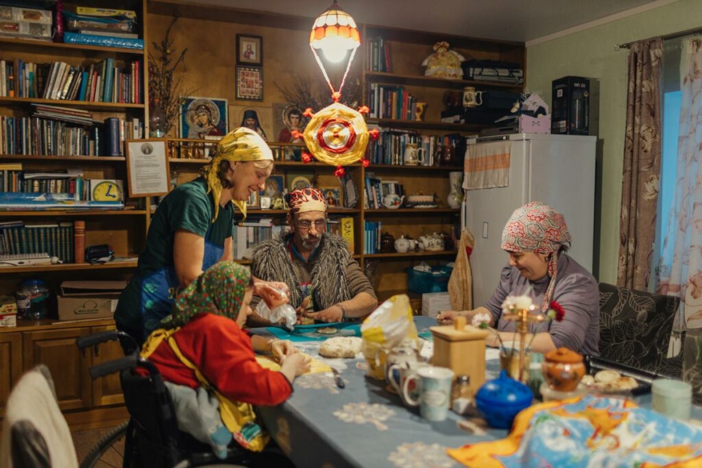Жители дома в Давыдово делают выпечку