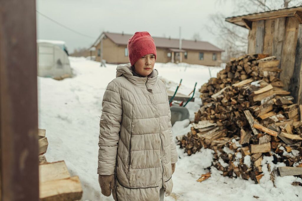 Аля на улице возле дровни