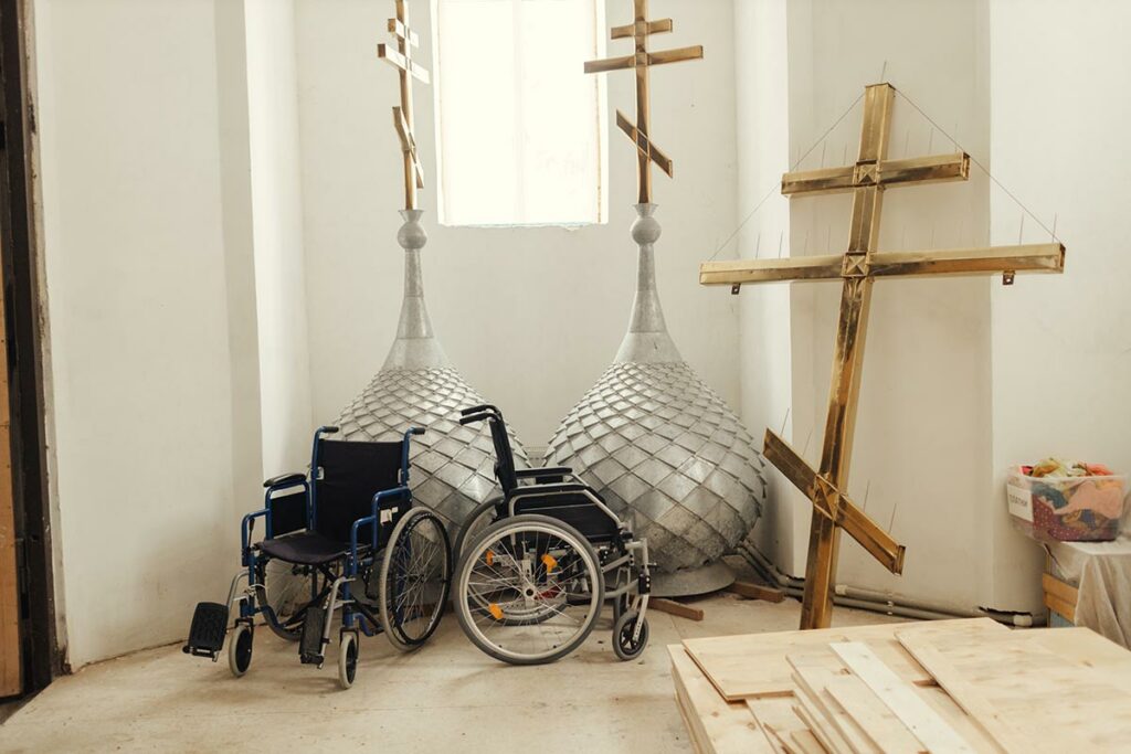 В храме инвалидные коляски