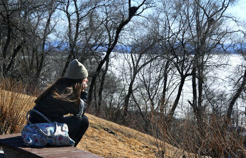Девушка смотрит на реку Амур в Хабаровске