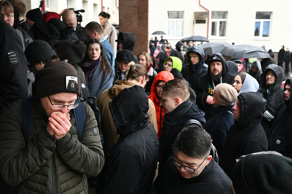 Люди стоят в очереди на один из пунктов сдачи донорской крови в Москве для пострадавших в результате теракта в «Крокус Сити Холле»