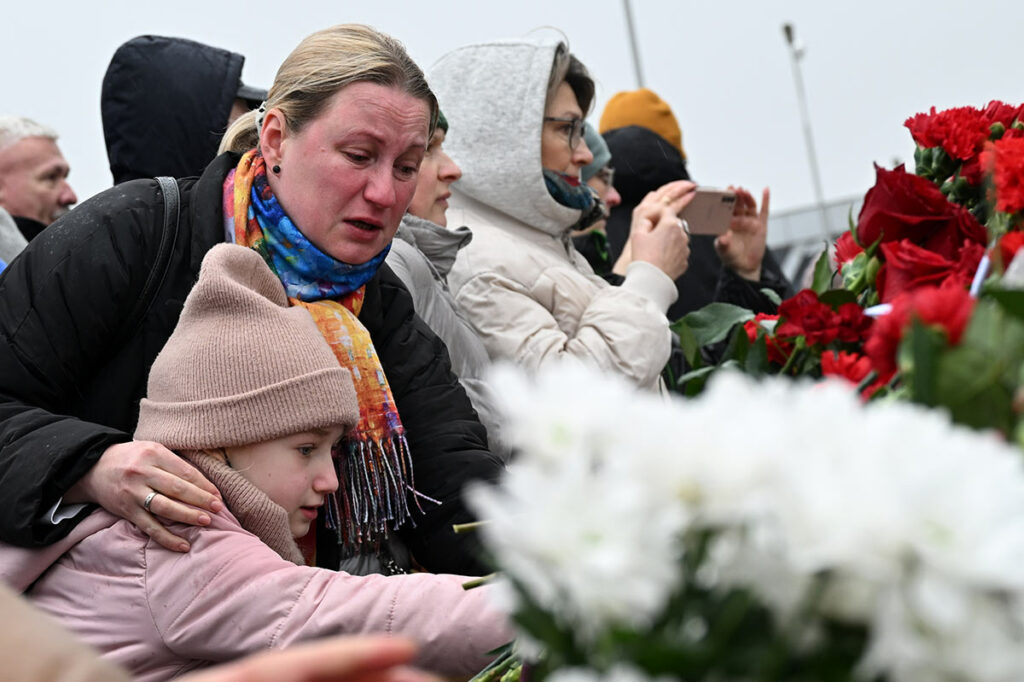 У стихийного мемориала возле подмосковного «Крокус Сити Холла»