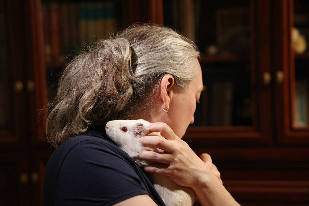 Ольга и белая крыса у нее на плече