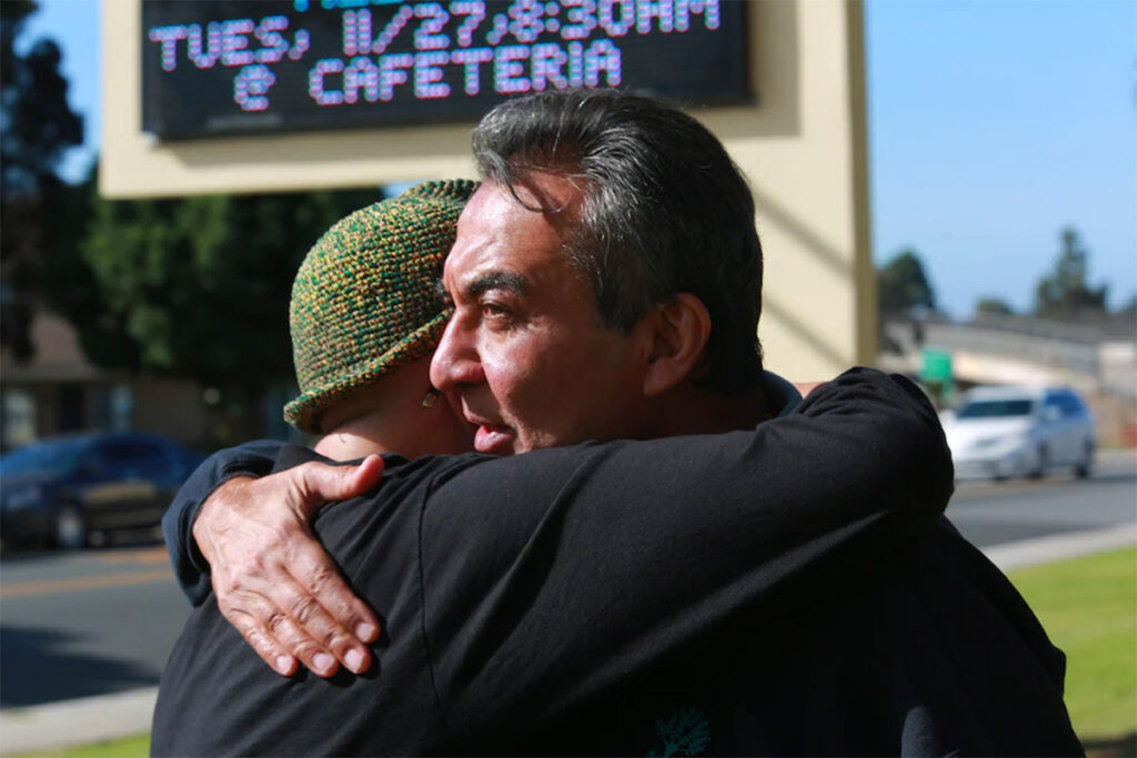 Плес Феликс (слева) и Азим Хамиса после собрания фонда Тарика Хамисы в Юго-западной средней школе 16 ноября 2018 года в округе Сан-Диего