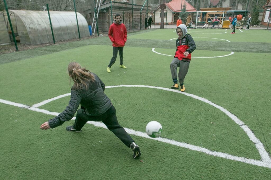Люба, Яша и Артем играют в футбол