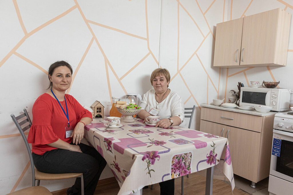 Оксана Андреевна Шарапова соцработник и Грянченко Татьяна Ивановна на кухне, которой пользуются женщины «тренировочного отделения»