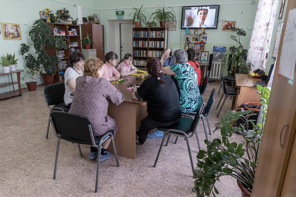 Занятия с волонтерами «Даниловцами» – на мониторе Екатерина Полякова