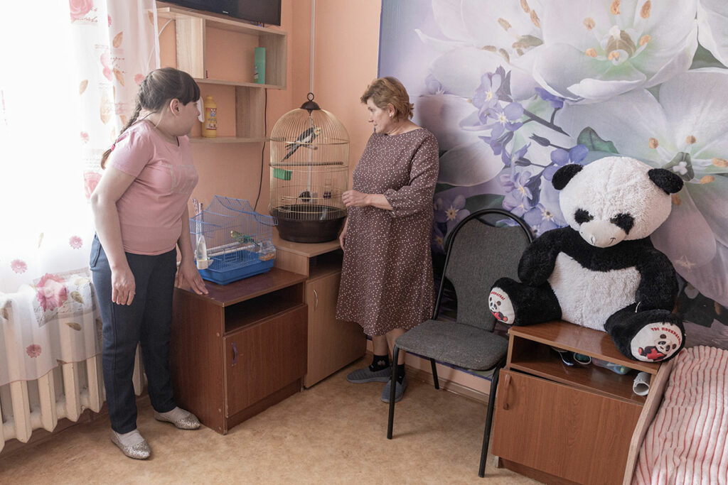 Елена Васильева и Наталья Подмосковнова в их комнате