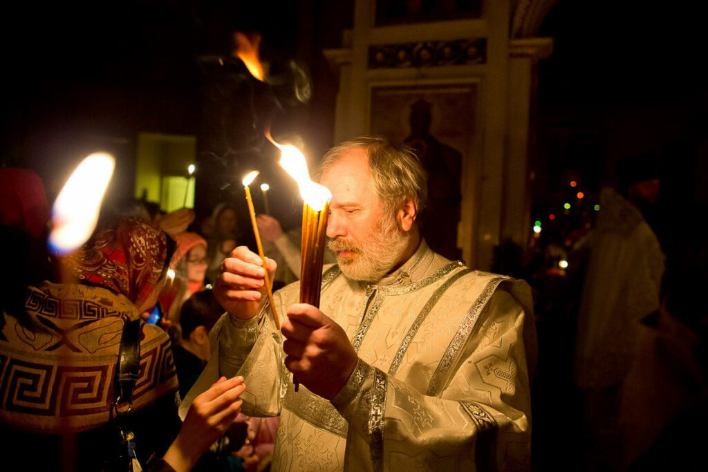 Диакон Андрей Радкевич зажигает свечи
