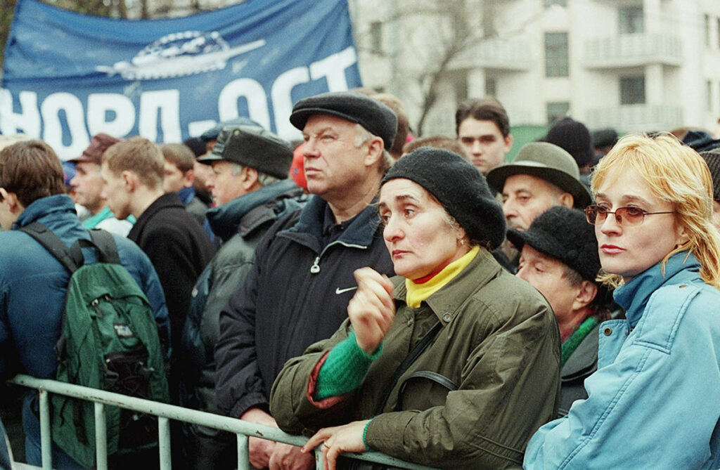 Родственники заложников у здания театрального центра на Дубровке, захваченного террористами во время представления мюзикла «Норд-Ост» 23 октября 2002 года