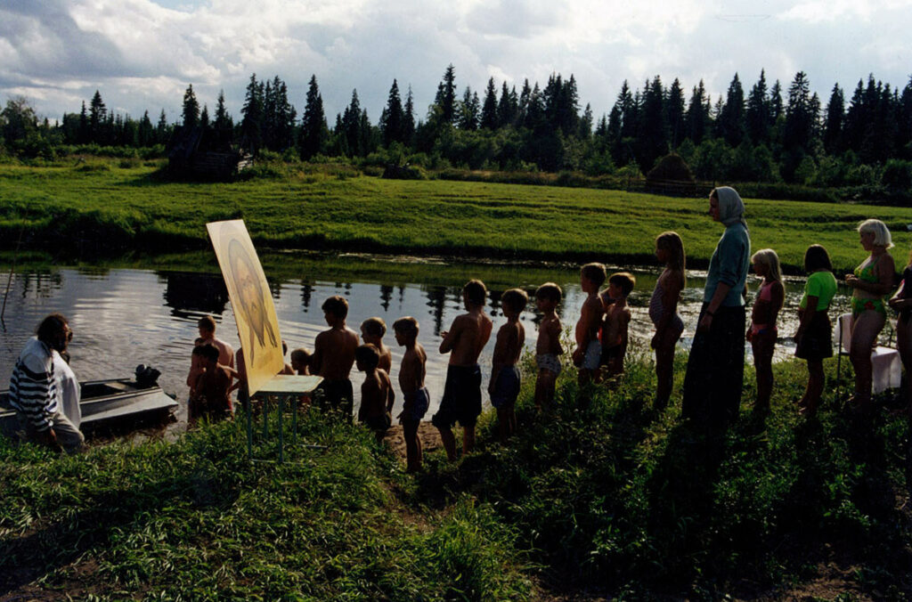 Массовое крещение в реке. Миссионерский поход. Лепша, Няндомский район, 2001 год