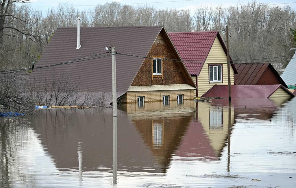 Затопленные жилые дома на улице Донгузской в Оренбурге