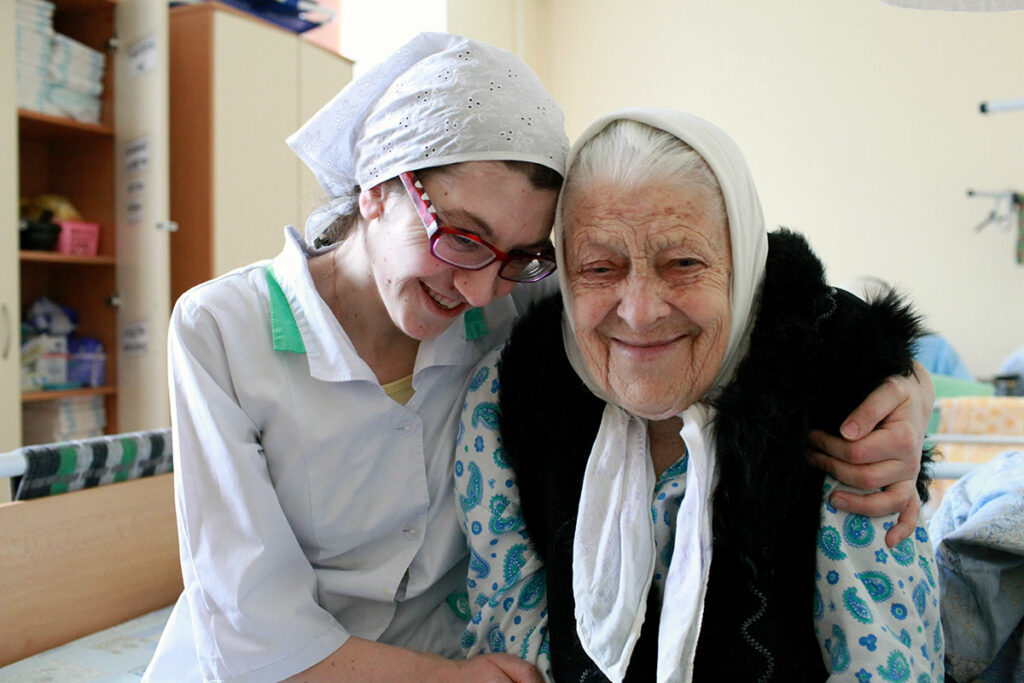 Патронажная сестра в больнице со своей подопечной бабушкой. 2013