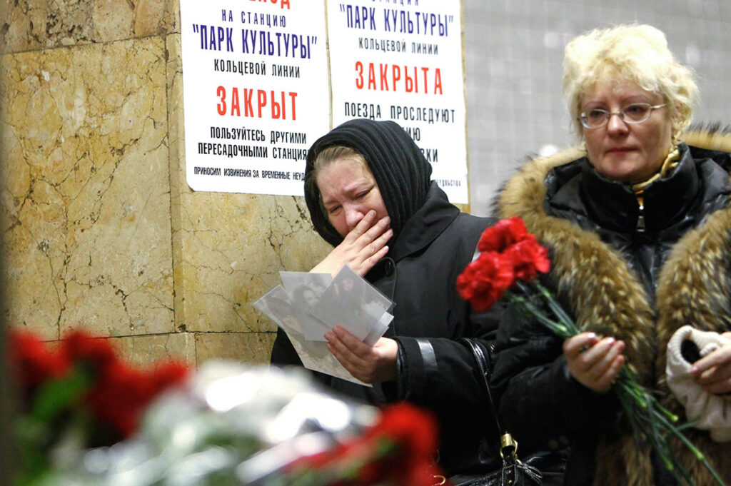 Годовщина теракта на станции метро «Парк Культуры» (г.Москва), стихийный мемориал в память о жертвах взрыва 29 марта 2010 года