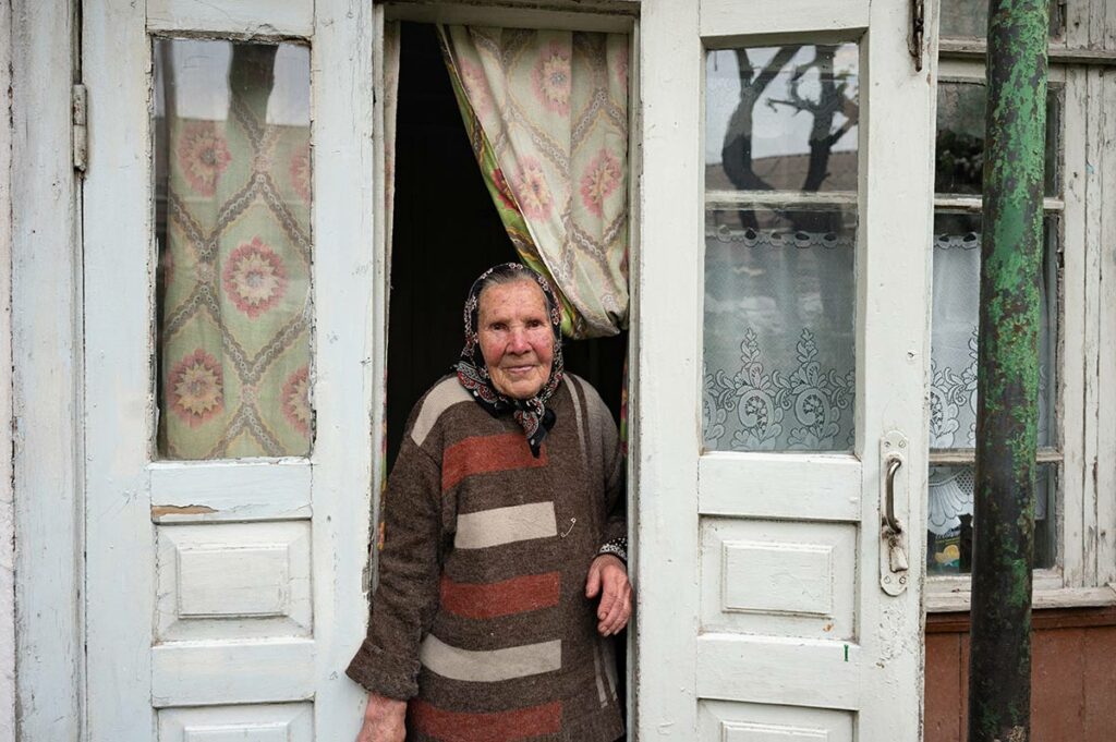 Баба Аня в дверях своего дома