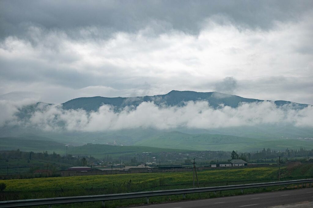 Красивый вид с горами