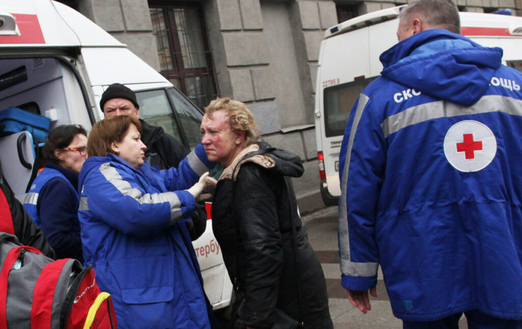 Эвакуация пострадавших в результате взрыва со станции метро «Технологический институт» в Санкт-Петербурге.