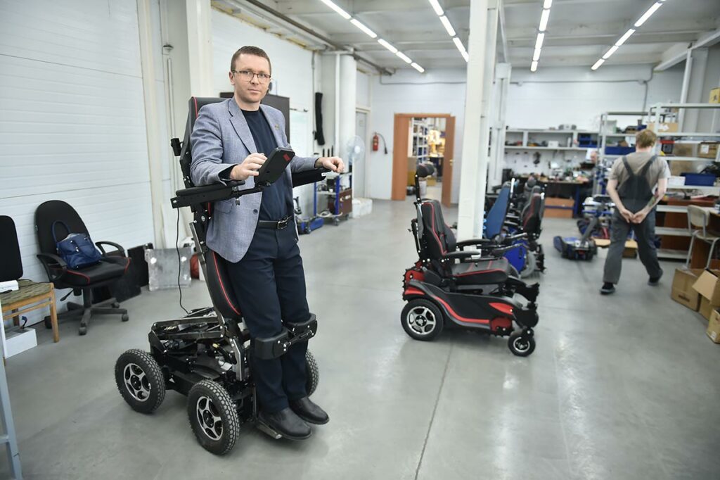 Иван Невзоров испытывает новую задумку – коляску-вездеход с вертикализатором
