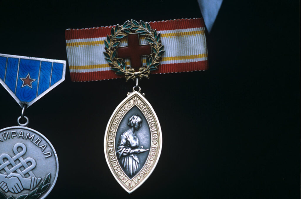 Медаль имени Флоренс Найтингейл, которая до сих пор самая почетная и высшая награда для сестер милосердия во всем мире