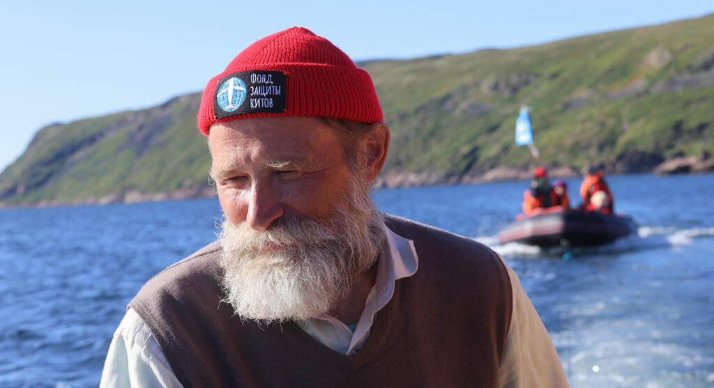 Мужчина в красной шапке на лодке