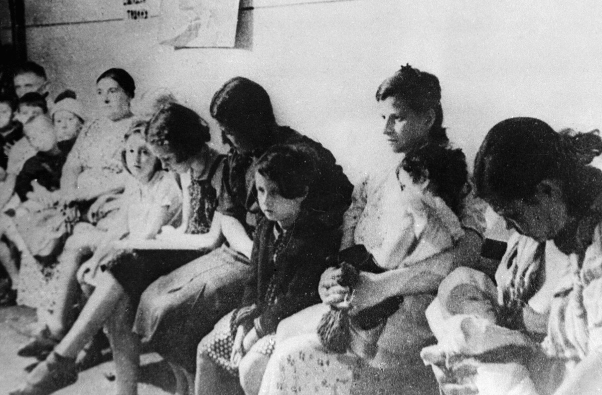 Дети выступают перед солдатами. Дети блокады песня. Дети блокады книга. Эвакуация детей из блокадного ленинграда. Дети блокады ленинграда фото.
