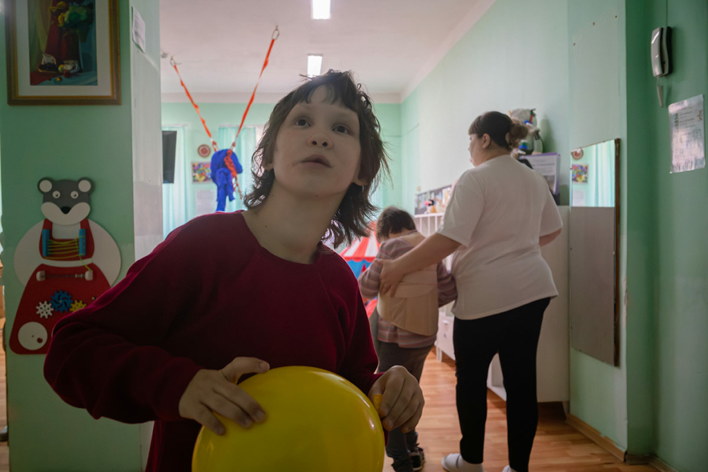 ДДИ. На первом плане девушка с шариком в руках