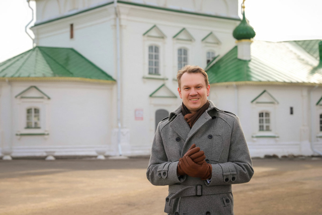 Портрет молодого мужчины на фоне храма