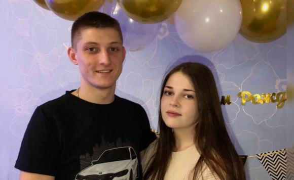 Молодые парень и девушка