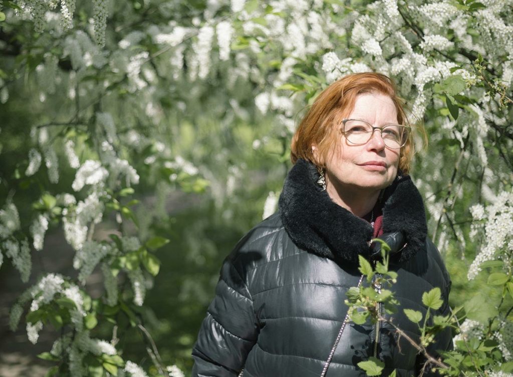 Портрет женщины на фоне цветущих деревьев