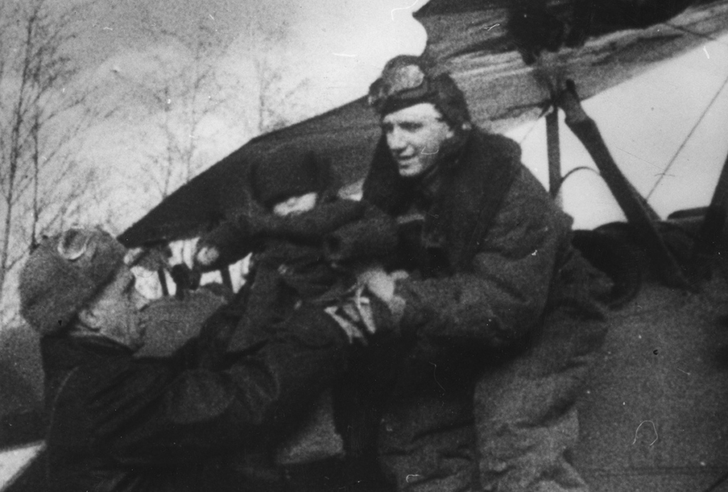 Апрель 1944 года. Ушачский район. Редкий кадр военной кинохроники, запечатлевший Александра Мамкина в Полоцко-Лепельской партизанской зоне в момент посадки в самолёт Р-5 воспитанников Полоцкого детского дома для отправки на Большую землю (2-й этап операции «Звездочка»)
