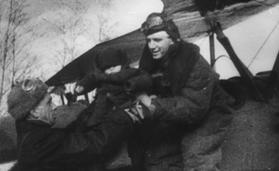Апрель 1944 года. Ушачский район. Редкий кадр военной кинохроники, запечатлевший Александра Мамкина в Полоцко-Лепельской партизанской зоне в момент посадки в самолёт Р-5 воспитанников Полоцкого детского дома для отправки на Большую землю (2-й этап операции «Звездочка»)