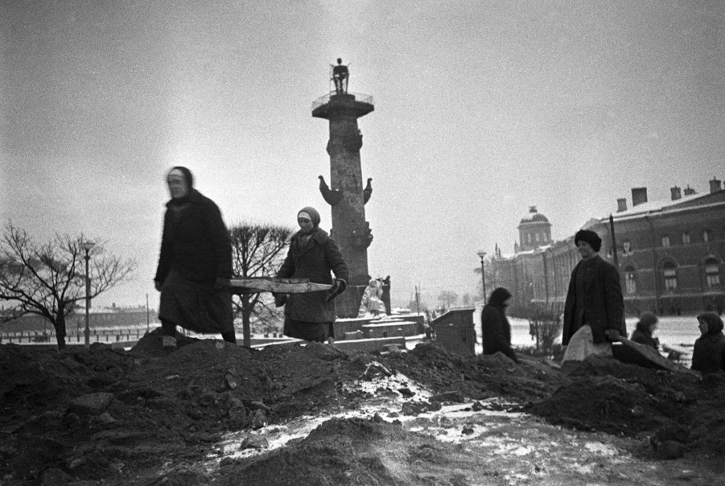 Блокада Ленинграда. Гражданское население ведет строительство оборонительных сооружений на стрелке Васильевского острова