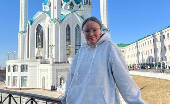Девушка на фоне мечети в Казани