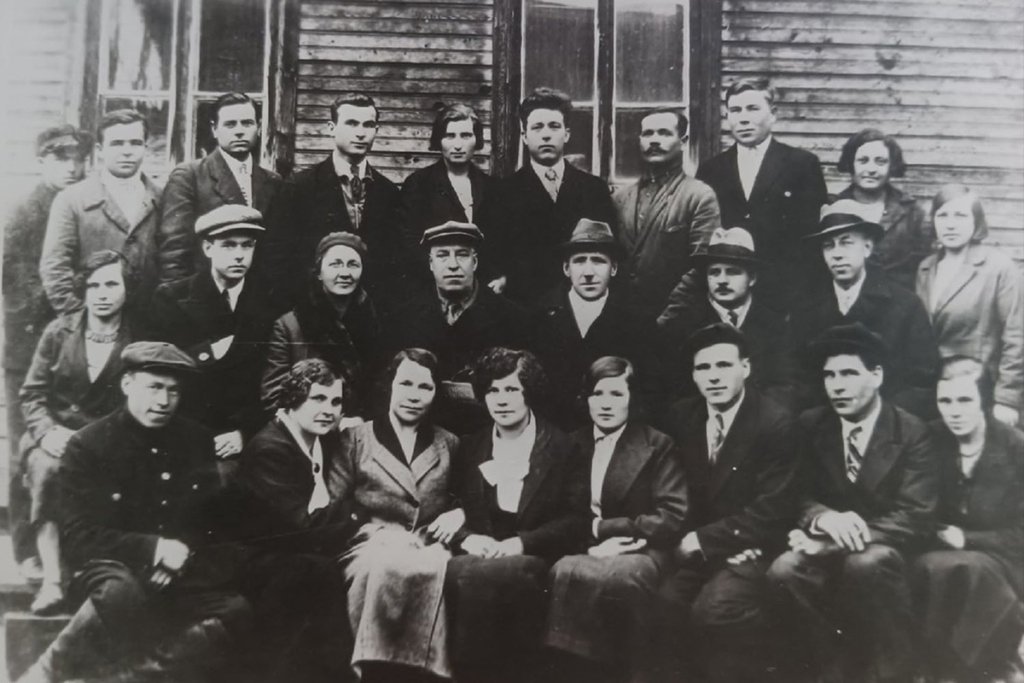 Фото работников Архангельского агарового завода (примерно 1935-37 год): во втором ряду третья слева – Ксения Петровна Гемп – тогда ещё ученый секретарь АВНИИ. Ее муж Алексей Гемп – в этом же ряду, но не рядом с ней, а второй справа. На момент фото Алексей Гемп – старший научный сотрудник АВНИИ, в 1937-1946 гг. – начальник планового отдела Агарового завода в Архангельске.