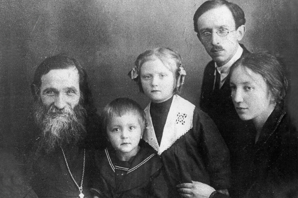 Cлева направо: Отец Александр (Александр Алексеевич Глаголев), Коля, Магдалина, Алексей Александрович и Татьяна Павловна Глаголевы. 1930 год