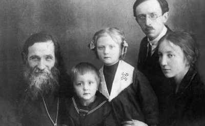 Cлева направо: Отец Александр (Александр Алексеевич Глаголев), Коля, Магдалина, Алексей Александрович и Татьяна Павловна Глаголевы. 1930 год