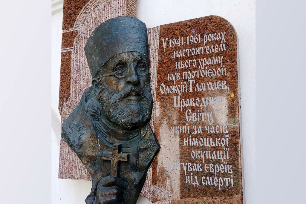 Мемориальная доска Алексею Глаголеву на фасаде Свято-Покровской Подольской церкви в Киеве