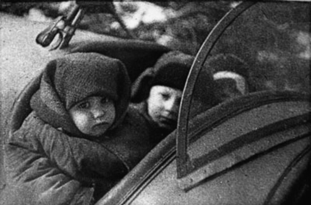 Дети Полоцкого детского дома во время эвакуации на «Большую землю». Кадр из документального фильма «Дорога без привала»