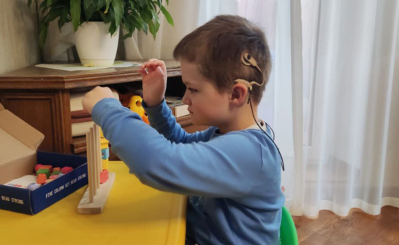 Мальчик со слуховым аппаратом