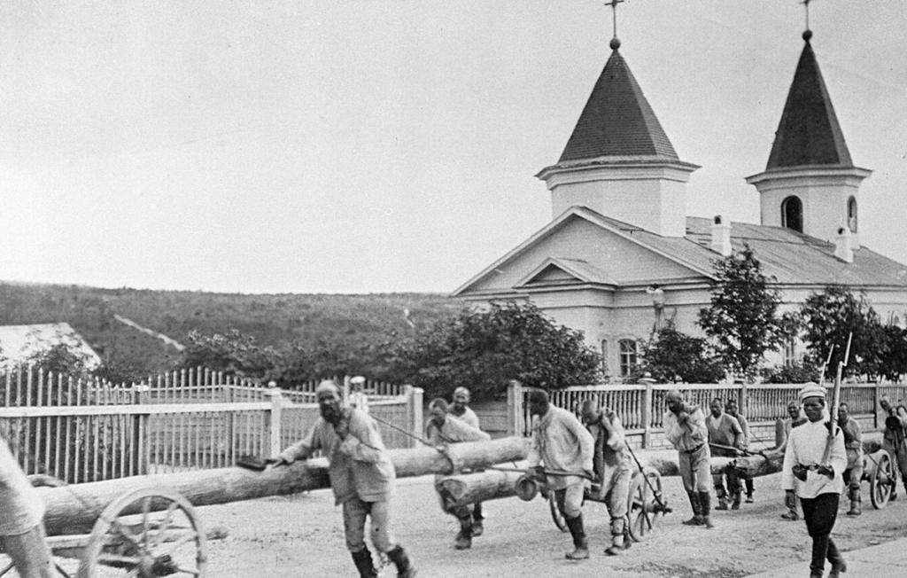 Каторжане перевозят бревна. Фотография привезена А.П. Чеховым из путешествия по Сахалину