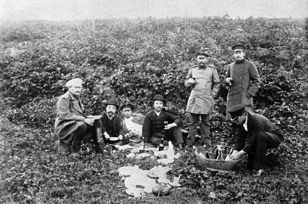 Антон Павлович Чехов (слева) в гостях у японского консула (2 слева)