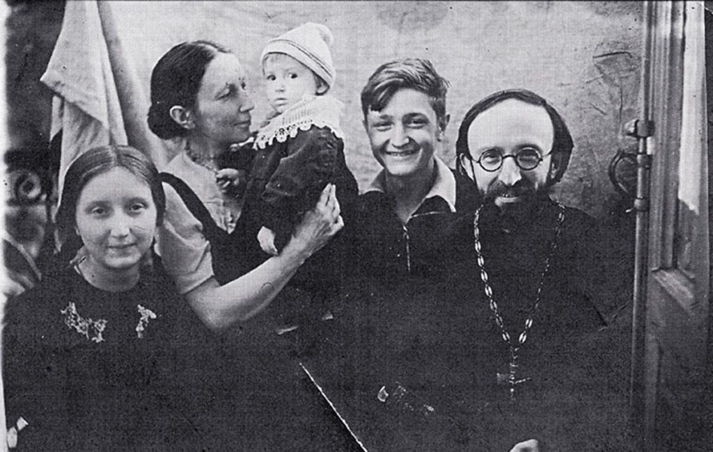 Слева направо: Магдалина, Татьяна Павловна, Маша, Николай и Алексей Александрович Глаголевы. Киев, 1944