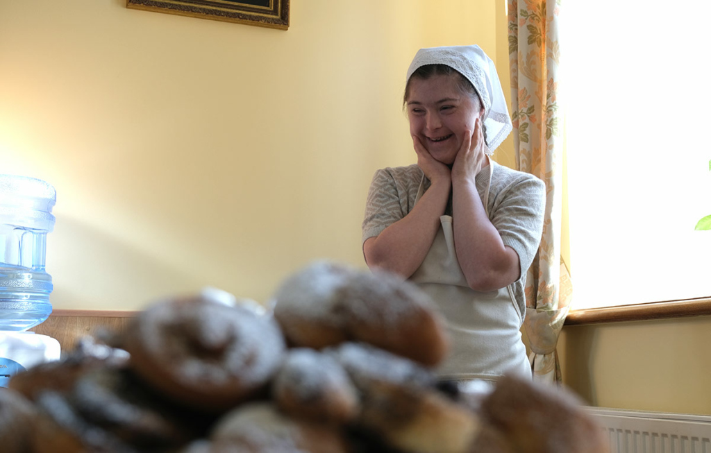 Девочка с синдромом Дауна и выпечка
