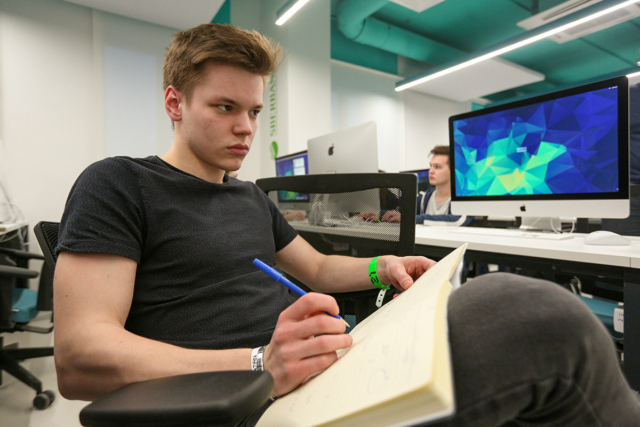 юноша в процессе обучения