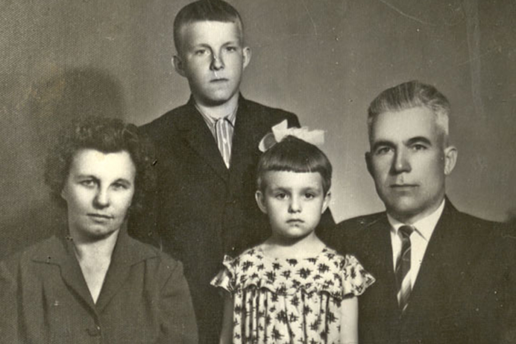 З.М. Туснолобова-Марченко с мужем Иосифом Петровичем и детьми – сыном Владимиром и дочерью Ниной