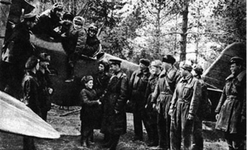 Дети, спасенные в ходе операции «Звездочка», на аэродроме 105 Гв. ОАП ГВФ