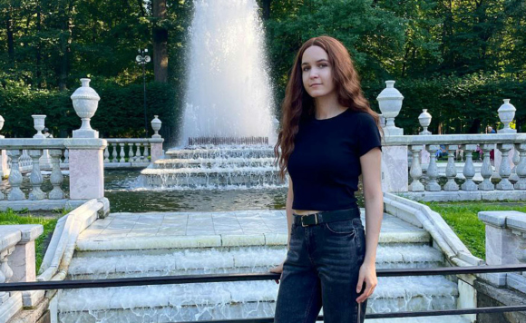 Девушка на фоне фонтана