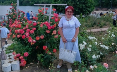 Женщина на фоне роз