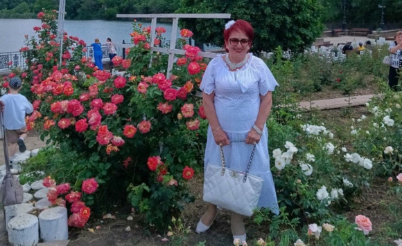 Женщина на фоне роз