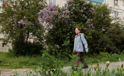 Женщина идет по весенней улице